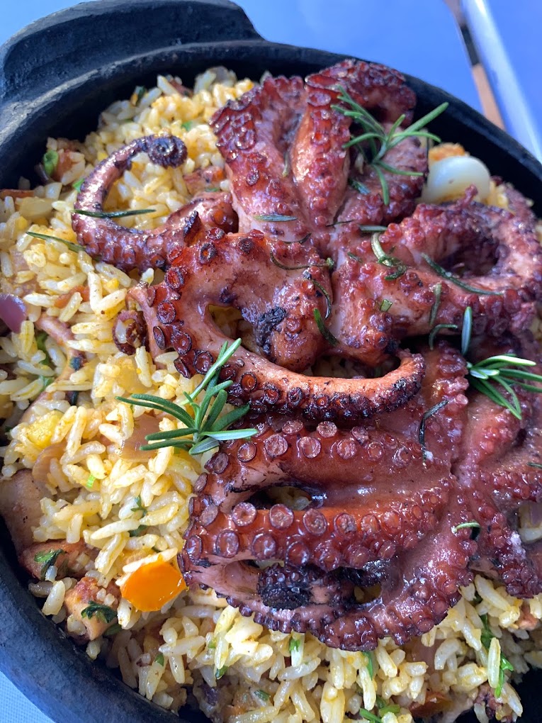 Abacaxi Recheado com Camarões